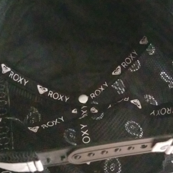 ROXY Black & White Unisex Trucker Hat - Picture 3 of 12